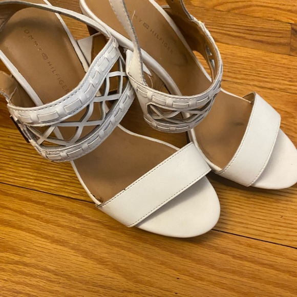 Tommy Hilfiger white high heel platform wedge sandals- Ankle strap- leather
US 6 - Picture 2 of 2